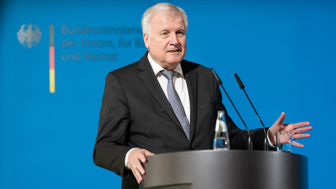 Ein Mann steht hinter einem Rednerpult (Quelle: © Henning Schacht) Ein Mann steht hinter einem Rednerpult