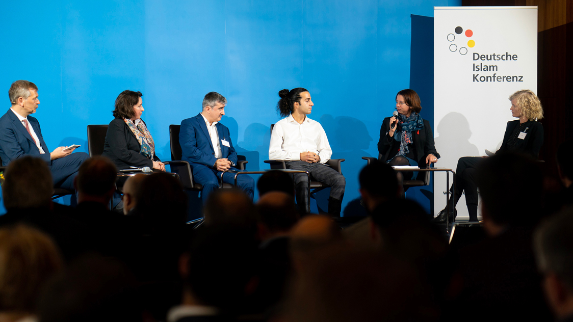 Drei Frauen und drei Männer sitzen auf einer Bühne. (Quelle: © Henning Schacht) Drei Frauen und drei Männer sitzen auf einer Bühne.