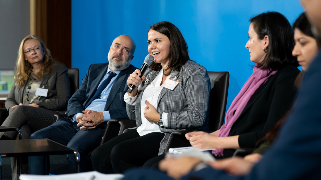Mehrere Frauen und Männer sitzen auf einer Bühne. (Quelle: © Henning Schacht) Mehrere Frauen und Männer sitzen auf einer Bühne.