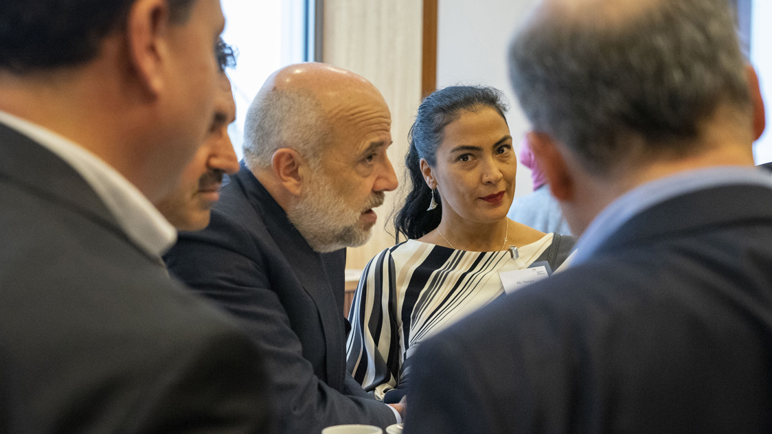 Frauen und Männer unterhalten sich. (Quelle: © Annalena Sippl) Frauen und Männer unterhalten sich.