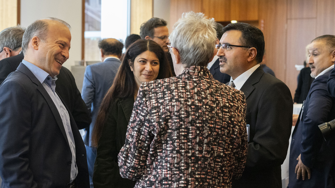 Frauen und Männer unterhalten sich. (Quelle: © Annalena Sippl) Frauen und Männer unterhalten sich.