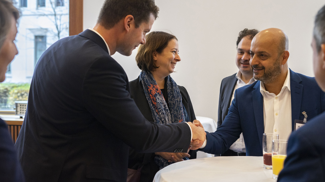 Frauen und Männer stehen an Stehtischen und unterhalten sich. (Quelle: © Henning Schacht) Frauen und Männer stehen an Stehtischen und unterhalten sich.