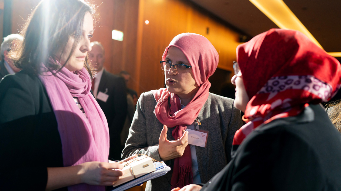 Drei Frauen unterhalten sich. (Quelle: © Henning Schacht) Drei Frauen unterhalten sich.
