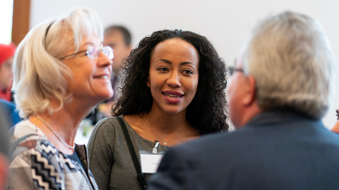 Zwei Frauen und ein Mann unterhalten sich. (Quelle: © Henning Schacht) Zwei Frauen und ein Mann unterhalten sich.
