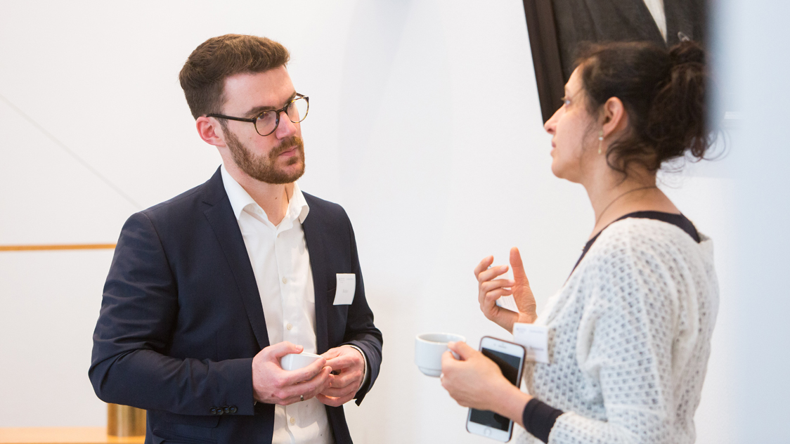 Eine Frau und ein Mann unterhalten sich (Quelle: © Sebastian Pfütze / Bertelsmann Stiftung) Eine Frau und ein Mann unterhalten sich