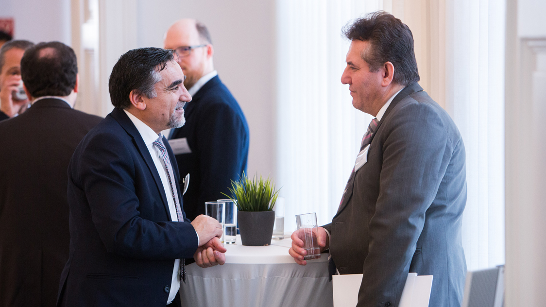 Zwei Männer unterhalten sich (Quelle: © Sebastian Pfütze / Bertelsmann Stiftung) Zwei Männer unterhalten sich