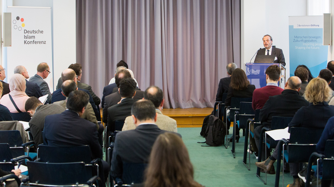 Ein Mann steht hinter einem Rednerpult vor einem Publikum (Quelle: © Sebastian Pfütze / Bertelsmann Stiftung) Ein Mann steht hinter einem Rednerpult vor einem Publikum