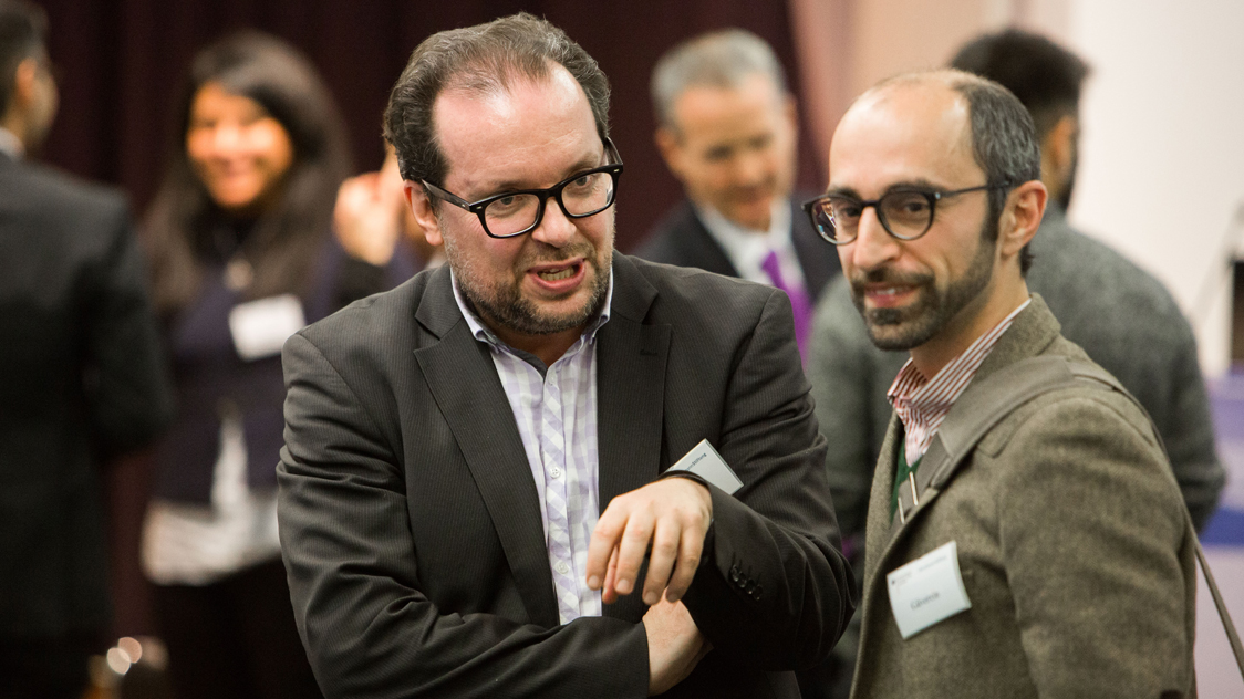 Zwei Männer unterhalten sich (Quelle: © Sebastian Pfütze / Bertelsmann Stiftung) Zwei Männer unterhalten sich