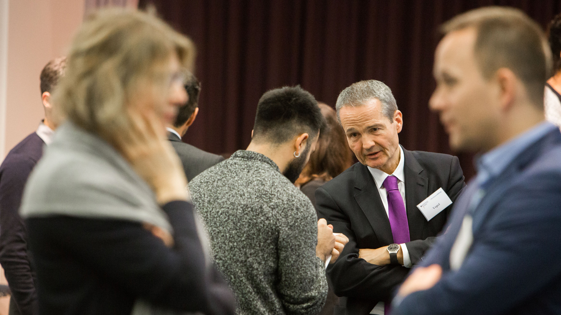 Frauen und Männer unterhalten sich (Quelle: © Sebastian Pfütze / Bertelsmann Stiftung) Frauen und Männer unterhalten sich