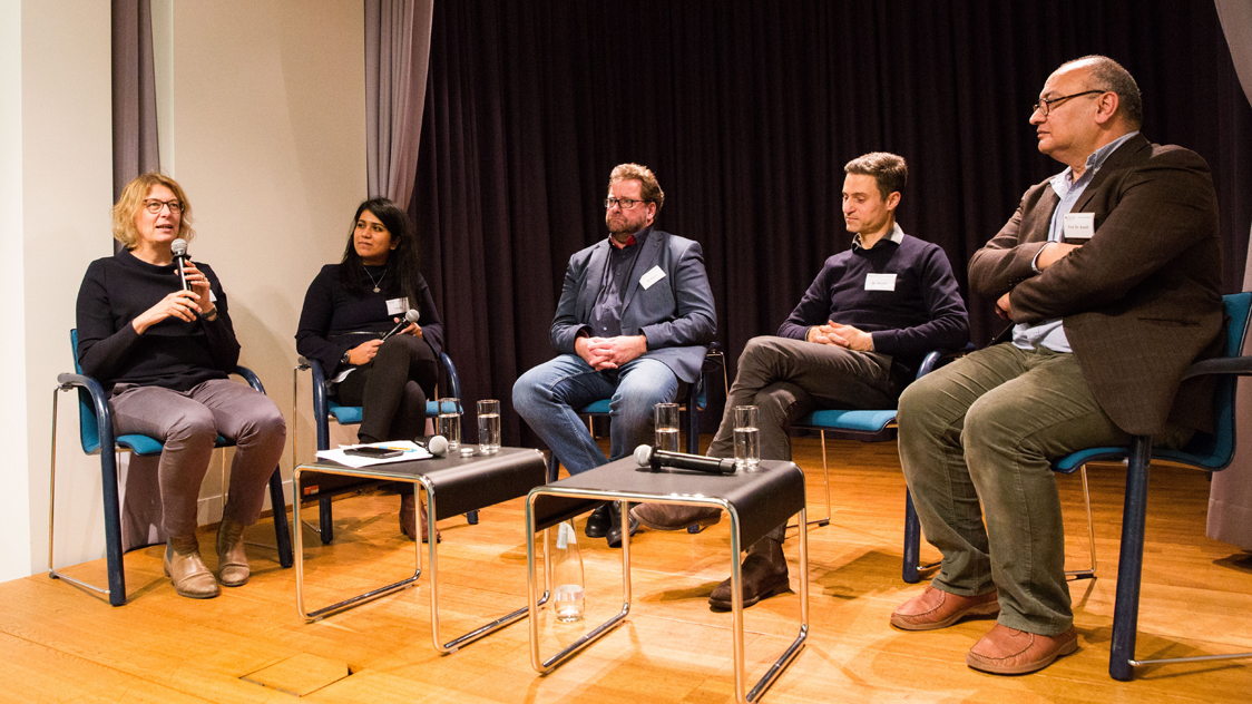 Frauen und Männer sind in einem Stuhlhalbkreis zur Diskussion zusammen  (Quelle: © Sebastian Pfütze / Bertelsmann Stiftung) Frauen und Männer sind in einem Stuhlhalbkreis zur Diskussion zusammen