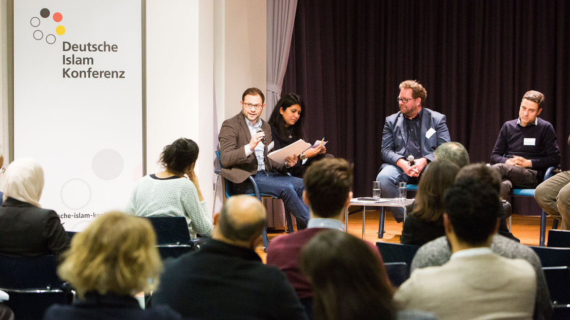 Frauen und Männer sitzen in einem Stuhlhalbkreis vor einem Publikum zur Diskussion zusammen  (Quelle: © Sebastian Pfütze / Bertelsmann Stiftung) Frauen und Männer sitzen in einem Stuhlhalbkreis vor einem Publikum zur Diskussion zusammen