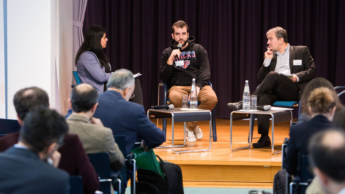 Frauen und Männer sitzen in einem Stuhlhalbkreis vor einem Publikum zur Diskussion zusammen (Quelle: © Sebastian Pfütze / Bertelsmann Stiftung) Frauen und Männer sitzen in einem Stuhlhalbkreis vor einem Publikum zur Diskussion zusammen