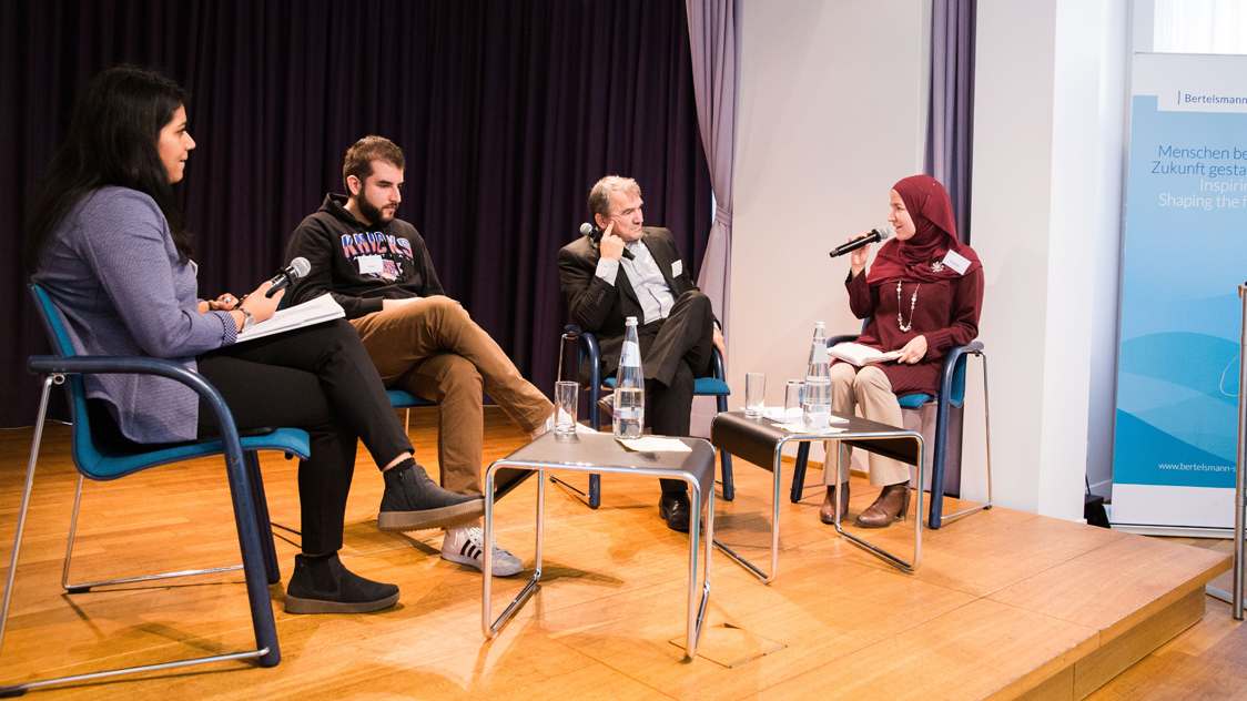 Frauen und Männer sitzen in einem Stuhlhalbkreis zur Diskussion zusammen  (Quelle: © Sebastian Pfütze / Bertelsmann Stiftung) Frauen und Männer sitzen in einem Stuhlhalbkreis zur Diskussion zusammen