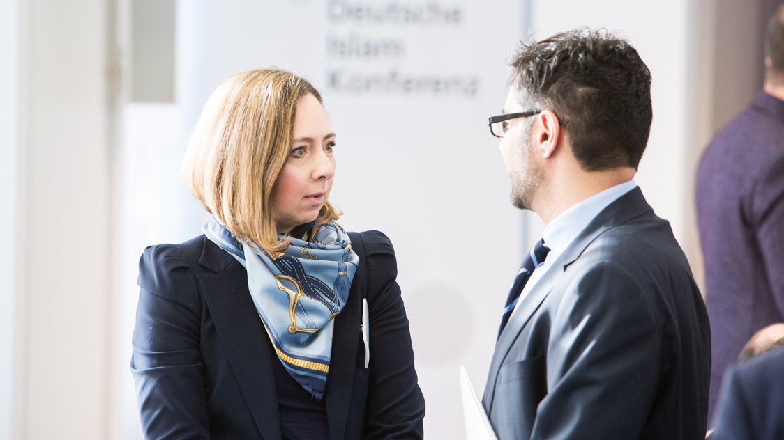 Eine Frau und ein Mann unterhalten sich (Quelle: © Sebastian Pfütze / Bertelsmann Stiftung) Eine Frau und ein Mann unterhalten sich