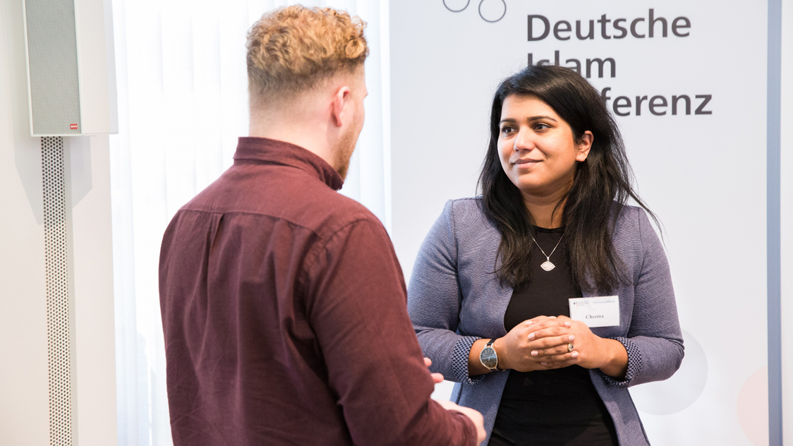 Eine Frau und ein Mann unterhalten sich (Quelle: © Sebastian Pfütze / Bertelsmann Stiftung) Eine Frau und ein Mann unterhalten sich