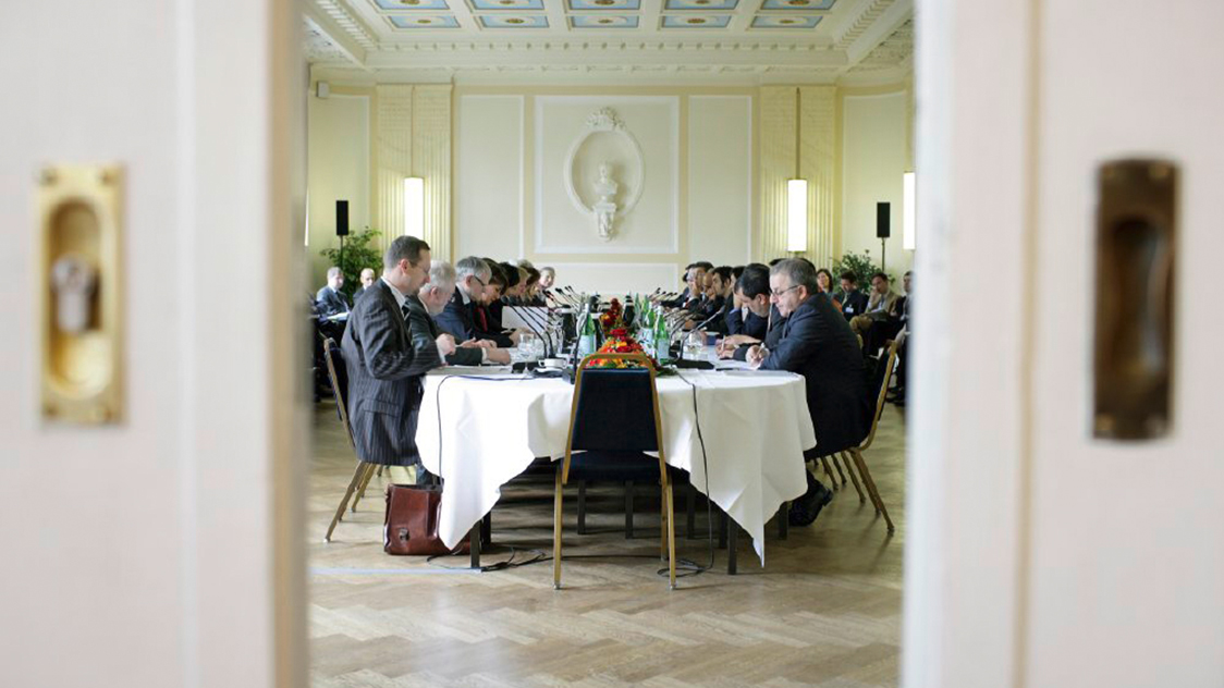 Ein Tisch, an dem viele Personen sitzen (Quelle: Thomas Koehler / photothek) Ein Tisch, an dem viele Personen sitzen