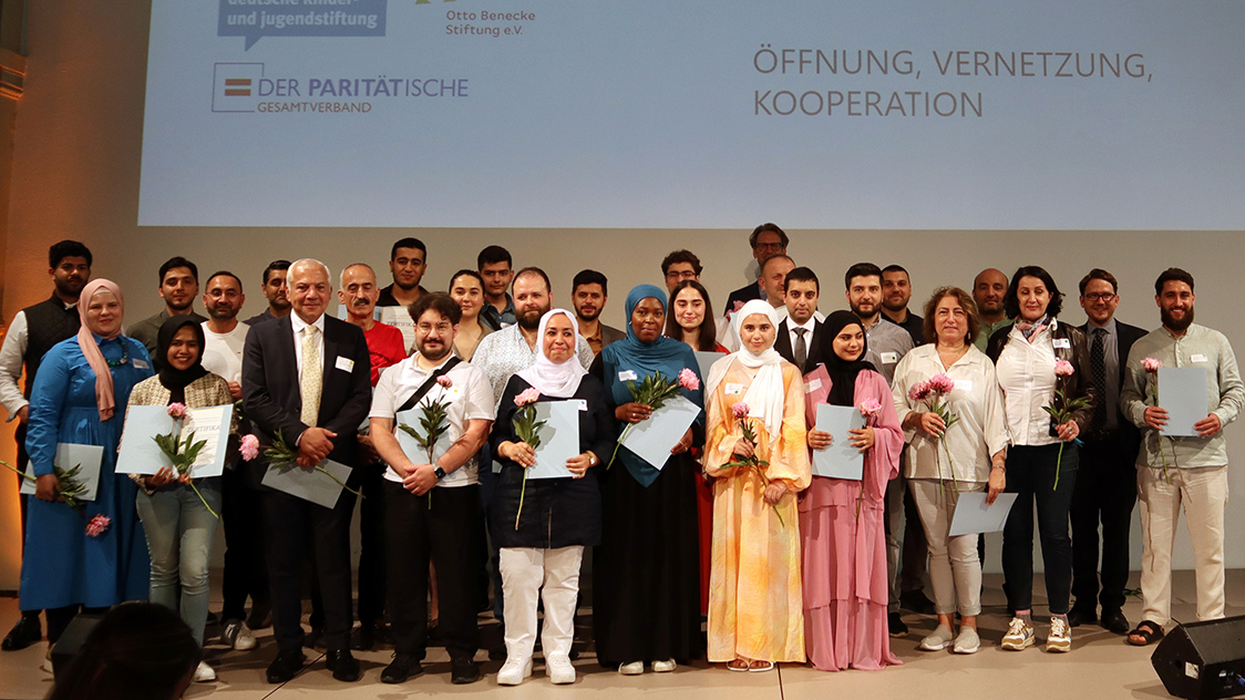 Ein Gruppenbild mit Frauen und Männern (Quelle: BAMF | Syspons | Maximilian Lohnert) Ein Gruppenbild mit Frauen und Männern