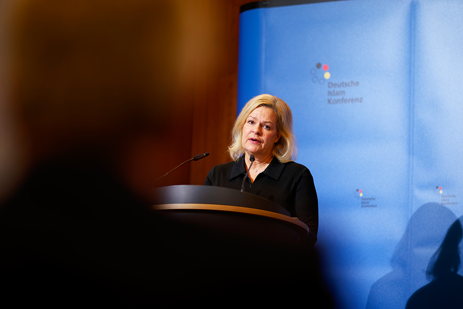 Eine Frau steht hinter einem Rednerpult. (Quelle: Henning Schacht) Eine Frau steht hinter einem Rednerpult.