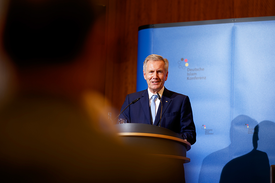 Ein Mann steht hinter einem Rednerpult. (Quelle: Henning Schacht) Ein Mann steht hinter einem Rednerpult.