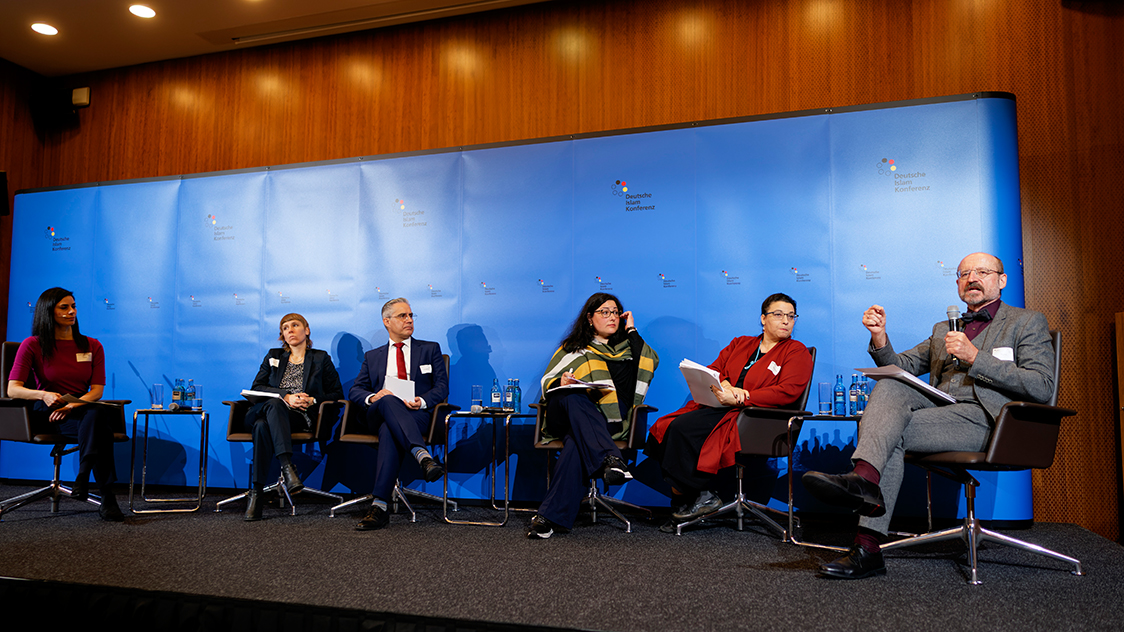 Mehrere Frauen und Männer sitzen auf einer Bühne. (Quelle: Henning Schacht) Mehrere Frauen und Männer sitzen auf einer Bühne.