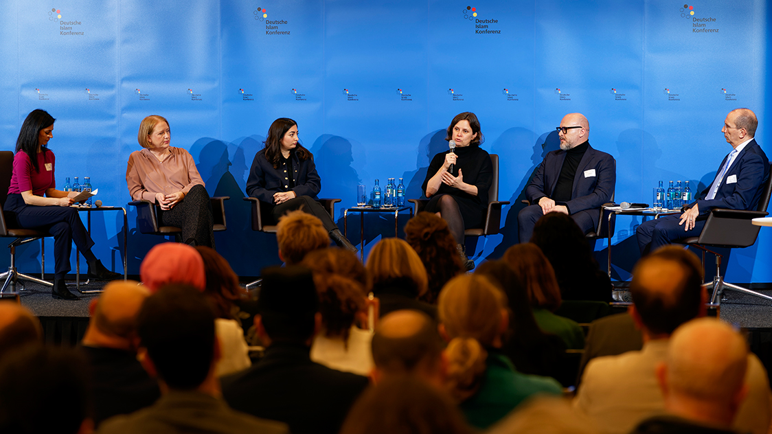 Mehrere Frauen und Männer sitzen auf einer Bühne. (Quelle: Henning Schacht) Mehrere Frauen und Männer sitzen auf einer Bühne.