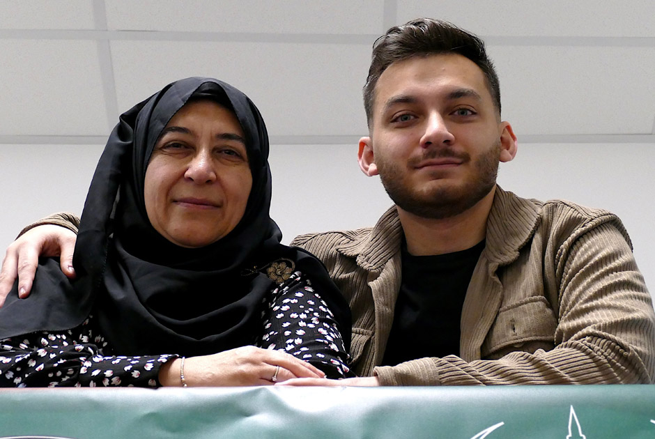 Eine Frau und ein Mann sitzen nebeneinander (Quelle: © Stop press & public/Helmut Stapel) Eine Frau und ein Mann sitzen nebeneinander