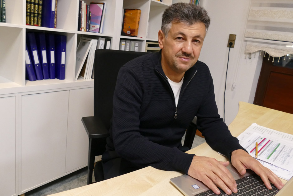 Ein Mann sitzt an einem Tisch, vor ihm ein Laptop. (Quelle: © Stop press & public/Helmut Stapel) Ein Mann sitzt an einem Tisch, vor ihm ein Laptop.