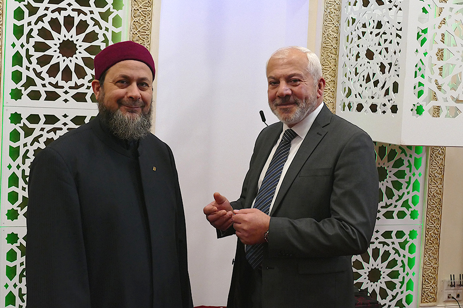 Zwei Männer stehen nebeneinander (Quelle: © Stop press/Helmut Stapel) Zwei Männer stehen nebeneinander