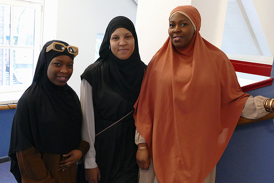 Drei Frauen stehen nebeneinander (Quelle: © Stop press/Helmut Stapel) Drei Frauen stehen nebeneinander