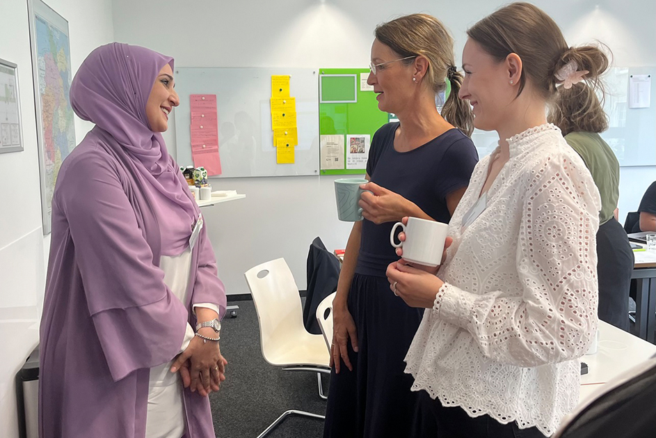 Drei Frauen unterhalten sich (Quelle: © Andrea Beck) Drei Frauen unterhalten sich