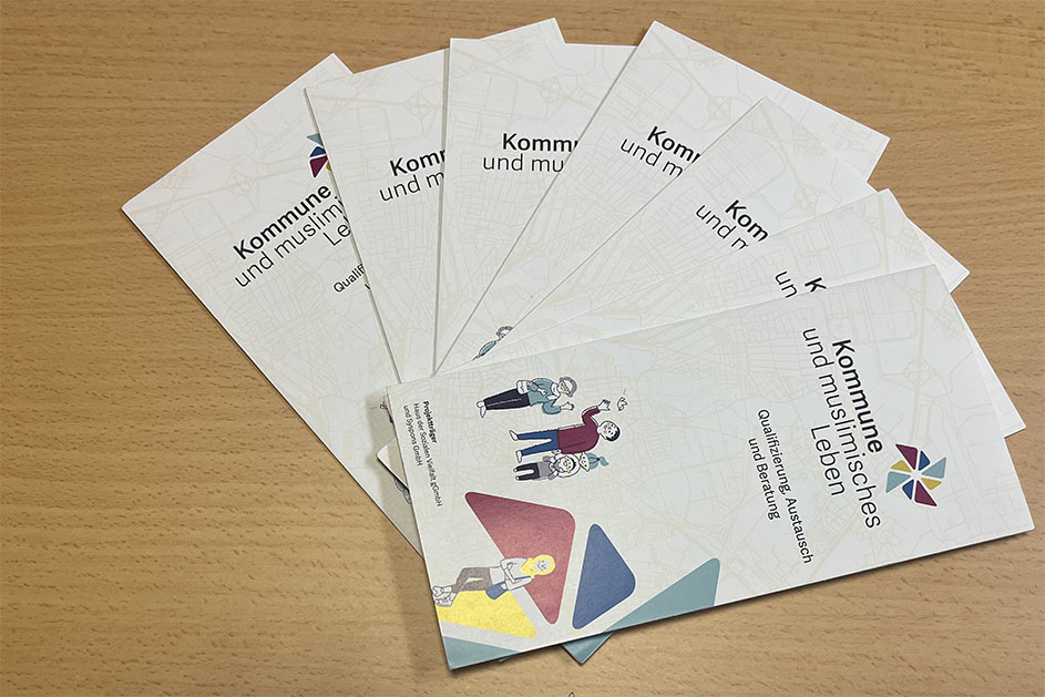 Sieben Flyer liegen auf einem Tisch. (Quelle: Milena Jovanovic) Sieben Flyer liegen auf einem Tisch.