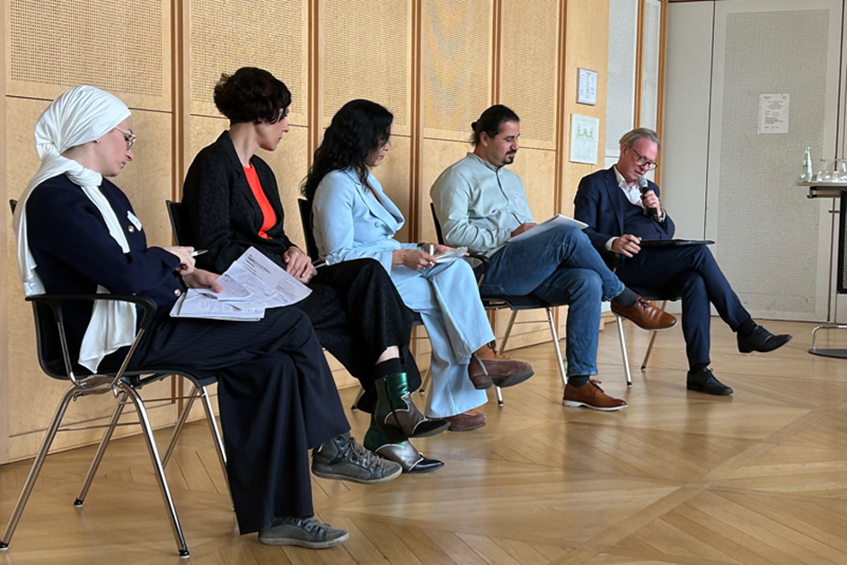 Fünf Personen sitzen nebeneinander. (Quelle: BMI) Fünf Personen sitzen nebeneinander.