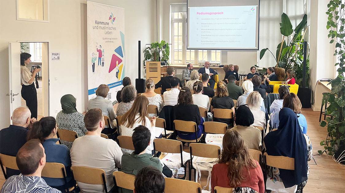 Vier Frauen und zwei Männer sitzen vor einem Publikum. (Quelle: Milena Jovanovic) Vier Frauen und zwei Männer sitzen vor einem Publikum.