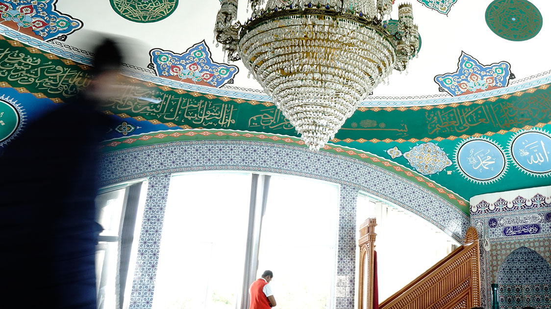 Der Innenraum einer Moschee (Quelle: Sozialdienst muslimischer Frauen e.V.) Der Innenraum einer Moschee