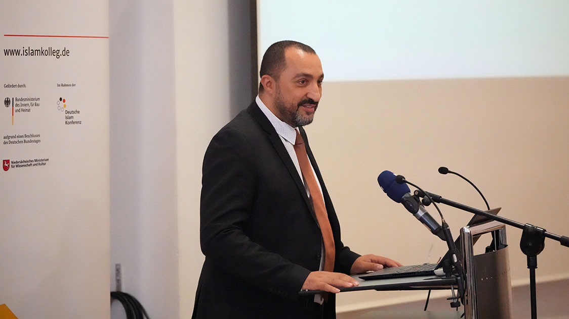 Ein Mann steht vor einem Rednerpult (Quelle: IKD) Ein Mann steht vor einem Rednerpult