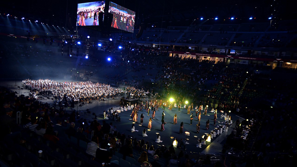 Mit vielen Menschen gefüllte Lanxess-Arena in Köln. (Quelle: AABF) Mit vielen Menschen gefüllte Lanxess-Arena in Köln.