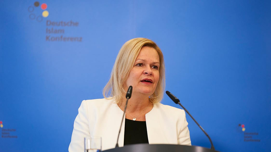 Eine Frau steht vor einem Rednerpult. (Quelle: Henning Schacht) Eine Frau steht vor einem Rednerpult.