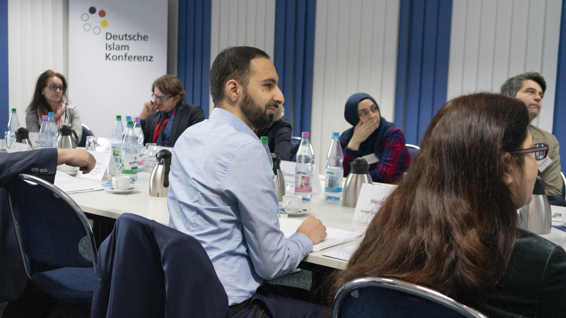 Frauen und Männer sitzen an einem Besprechungstisch (Quelle: BAMF | Annalena Sippl) Frauen und Männer sitzen an einem Besprechungstisch