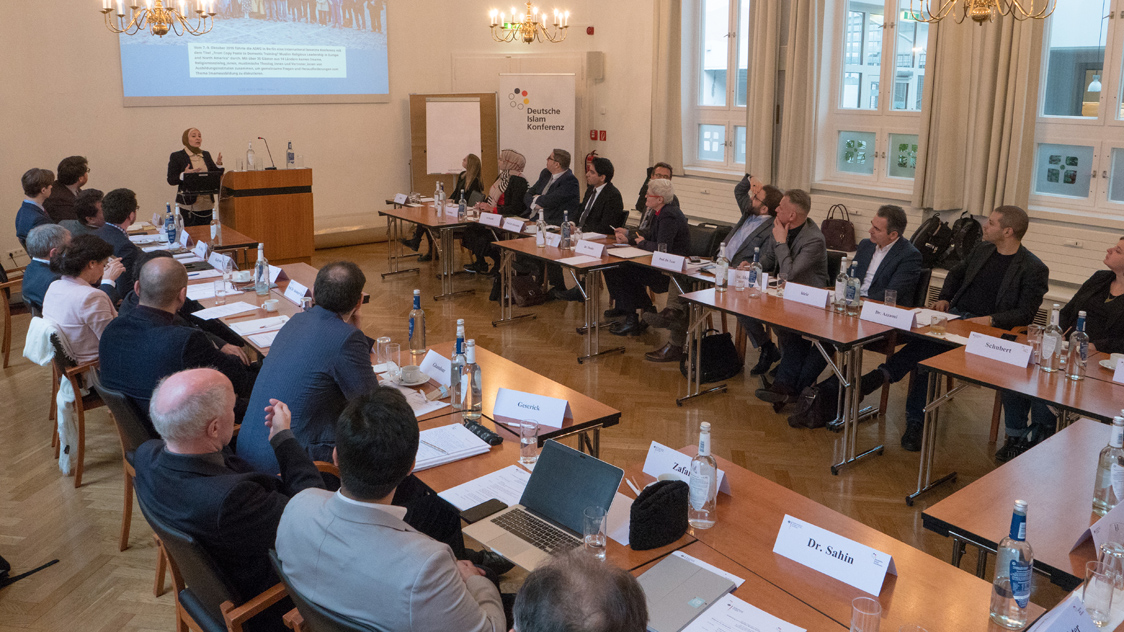 Frauen und Männer sitzen an Tischen (Quelle: © Thomas Ernst) Frauen und Männer sitzen an Tischen