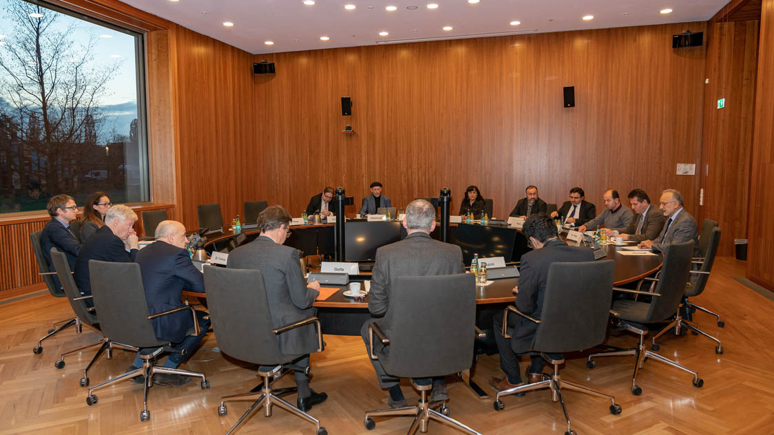 Frauen und Männer sitzen an einem runden Tisch. (Quelle: BMI) Frauen und Männer sitzen an einem runden Tisch.