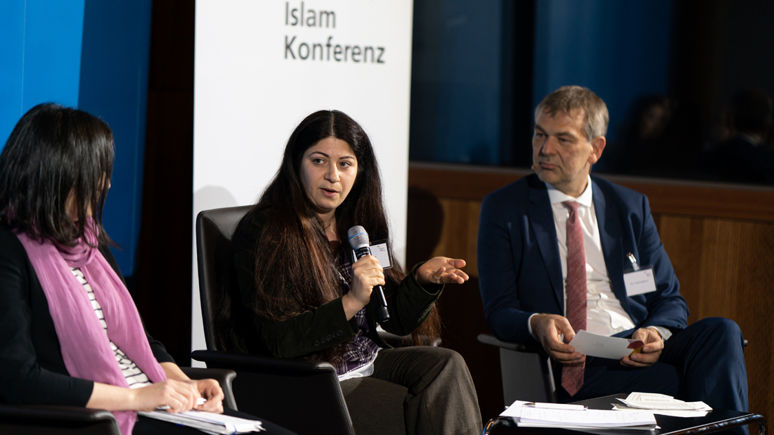 Zwei Frauen und ein Mann nehmen an einer Podiumsdiskussion teil. (Quelle: Henning Schacht) Zwei Frauen und ein Mann nehmen an einer Podiumsdiskussion teil.