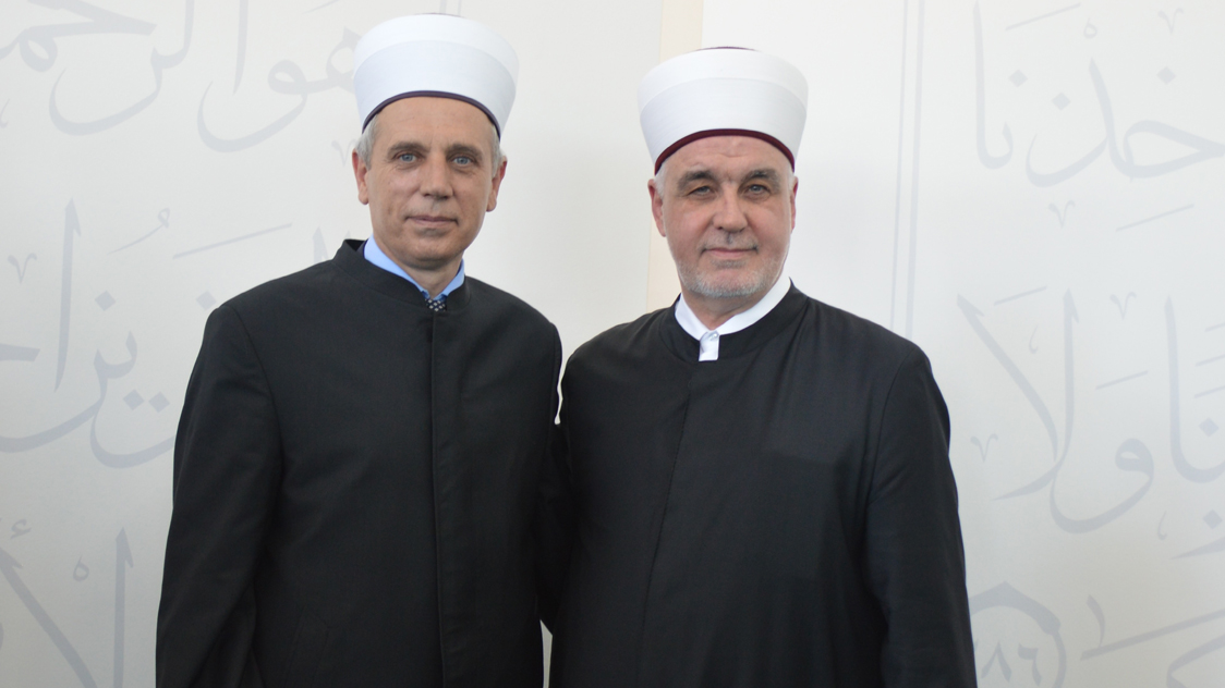 Zwei Männer stehen vor einer Wand. (Quelle: IGBD) Zwei Männer stehen vor einer Wand.