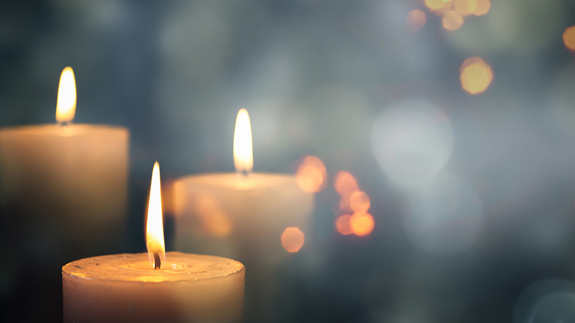 drei brennende Kerzen (Quelle: iStock | winyuu) drei brennende Kerzen