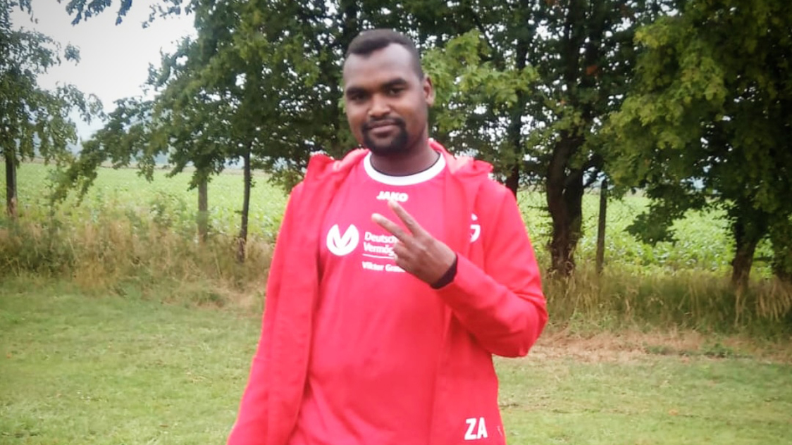 Ein Mann steht auf einer Rasenfläche (Quelle: privat) Ein Mann steht auf einer Rasenfläche