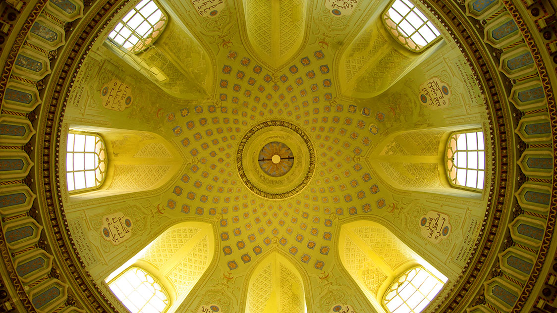 Die Kuppel einer Moschee von innen (Quelle: © AdobeStock | neurobite) Die Kuppel einer Moschee von innen