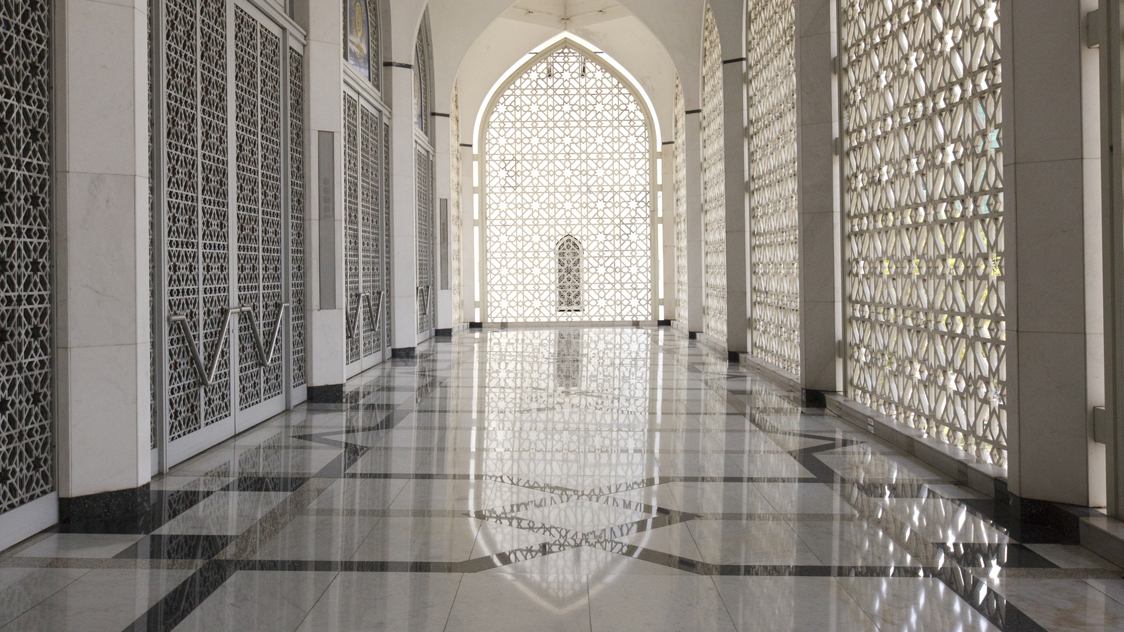 Eine Moschee von innen (Source: © iStock | bodrumsurf) Eine Moschee von innen