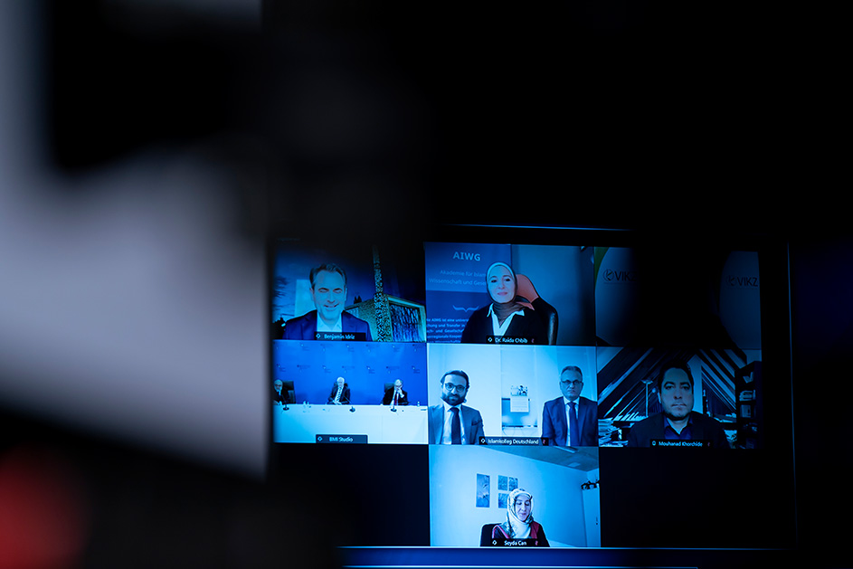 Ein Laptopbildschirm mit mehreren Videokonferenzteilnehmenden 