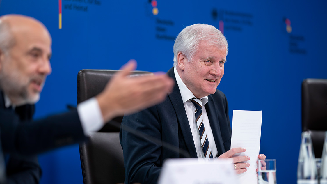 Zwei Männer sitzen an einem Tisch (Quelle: Henning Schacht) Zwei Männer sitzen an einem Tisch