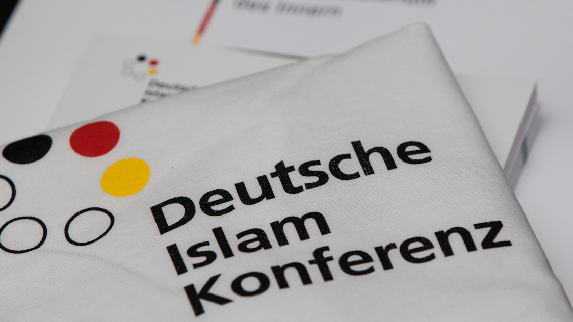 Das Logo der Deutschen Islam Konferenz (Quelle: photothek Thomas) Das Logo der Deutschen Islam Konferenz