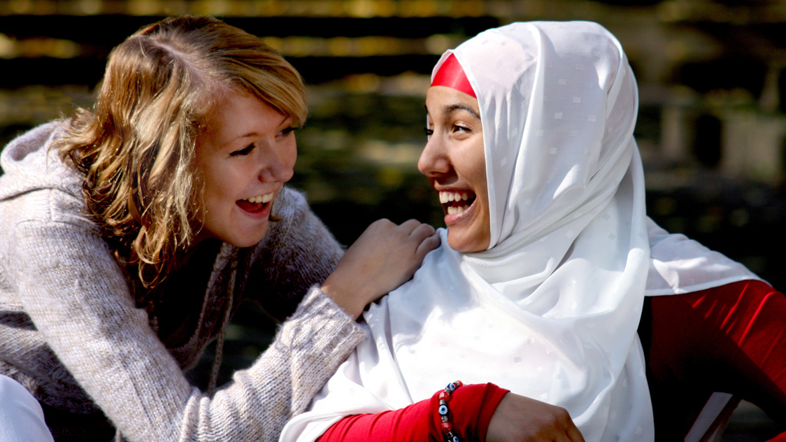 Zwei Frauen sitzen nebeneinander (Source: Katy Otto) Zwei Frauen sitzen nebeneinander